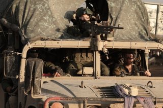 Le fonds norvégien considère que la vente d'équipement militaire à l'Etat hébreu est susceptible de constituer une complicité de violation des droits humains, dans le cadre de l'offensive israélienne dans la bande de Gaza. (archive) KEYSTONE/EPA/ATEF SAFADI
